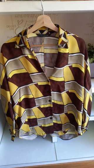 Camisa Mango Estampada en Marrón y Amarillo.