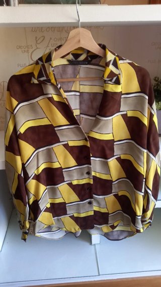 Camisa Mango Estampada en Marrón y Amarillo.