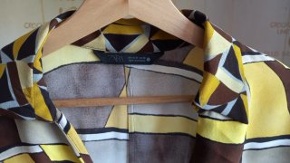 Camisa Mango Estampada en Marrón y Amarillo.