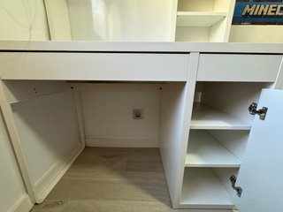 Escritorio Ikea blanco con pizarra