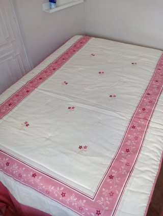 Edredón blanco y rosa con flores