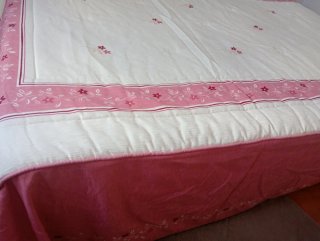 Edredón blanco y rosa con flores