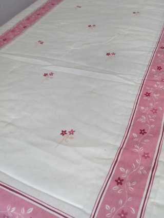 Edredón blanco y rosa con flores