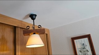 Lámpara rústica de madera y tela