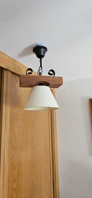 Lámpara rústica de madera y tela