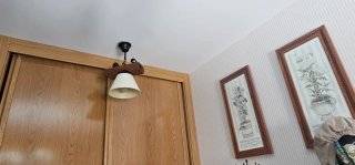 Lámpara rústica de madera y tela