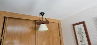 Lámpara rústica de madera y tela