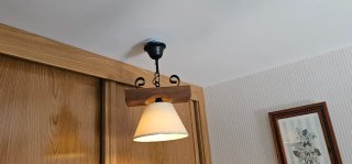 Lámpara rústica de madera y tela