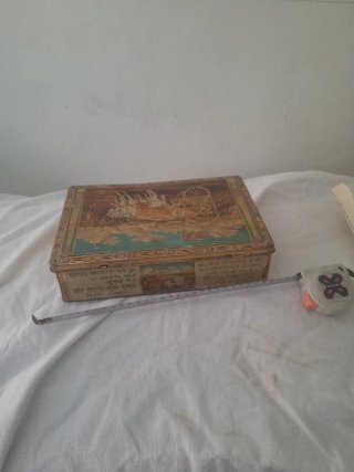 Caja antigua decorada