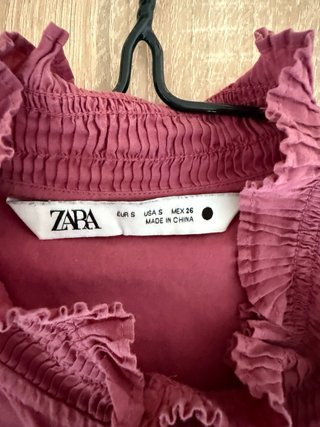 Camisa Zara cuello volante y puños fruncidos