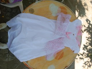Vestido de princesa blanco con detalles rosas