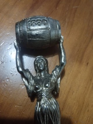 Figura mujer con barril 1890