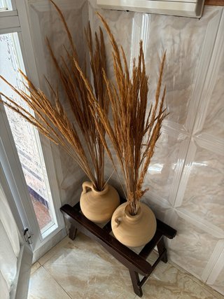 Cantaros de cerámica con soporte de madera