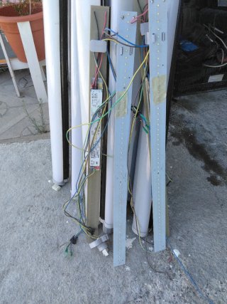 25 Tubos LED (No funcionan, solo oscilan)