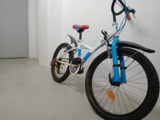 Bicicleta infantil B'Twin blanca y azul