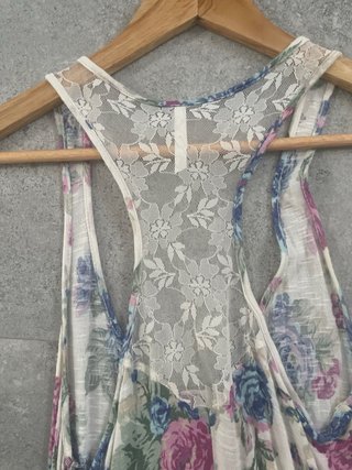 Camiseta floral Bershka Talla L