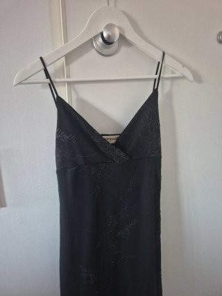 Vestido negro fiesta con pedrería
