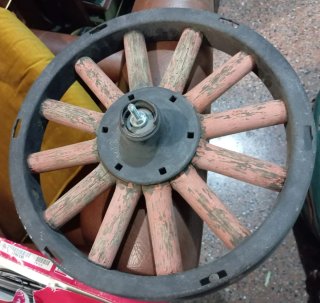 Llanta de coche antiguo de madera