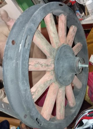 Llanta de coche antiguo de madera