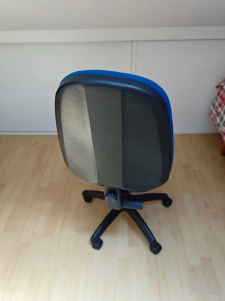 Silla de oficina azul y negra