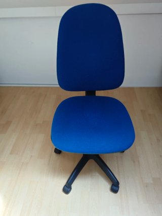 Silla de oficina azul y negra