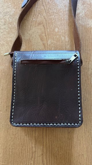Bolso bandolera de piel artesanal hecho a mano