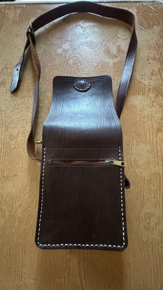Bolso bandolera de piel artesanal hecho a mano