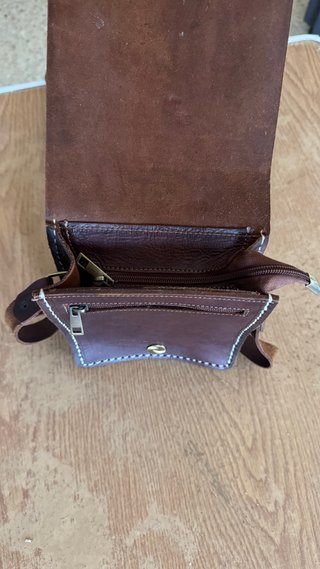 Bolso bandolera de piel artesanal hecho a mano