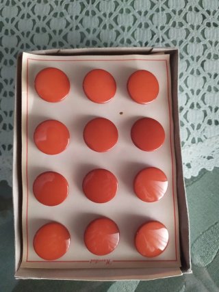 120 botones naranjas