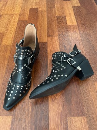 Botines negros italianos con tachas plateadas
