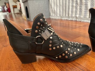 Botines negros italianos con tachas plateadas