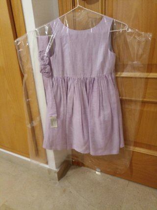 Vestido morado con flores en cinturón