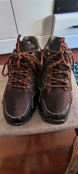 Zapatillas de montaña marrones