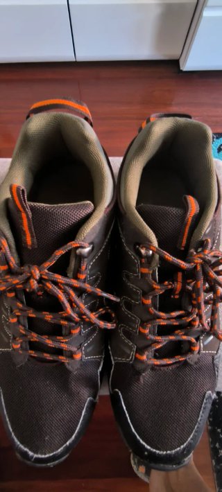 Zapatillas de montaña marrones