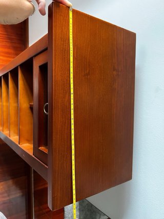 Mueble de madera con vitrina