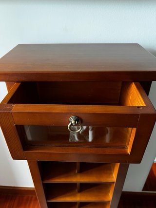 Mueble de madera con vitrina