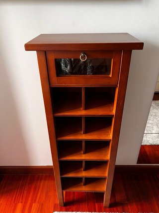 Mueble de madera con vitrina
