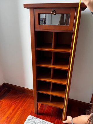 Mueble de madera con vitrina