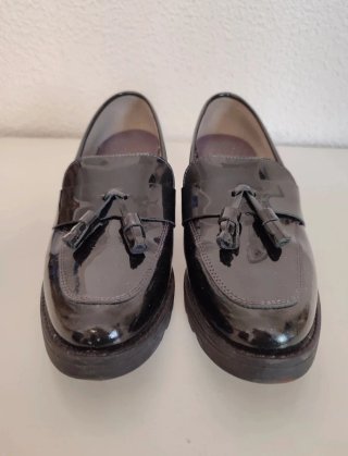 Mocasines negros con tacón y borlas