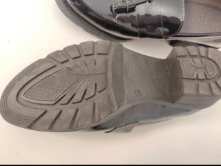 Mocasines negros con tacón y borlas