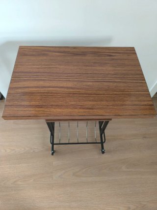 Mesa auxiliar vintage años 60/70 con ruedas y revi
