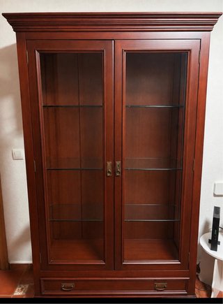Vitrina de madera con puertas de cristal