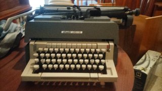 Máquina de escribir Olivetti Línea 98