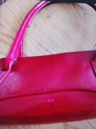 Bolso de mano rojo estilo bowling