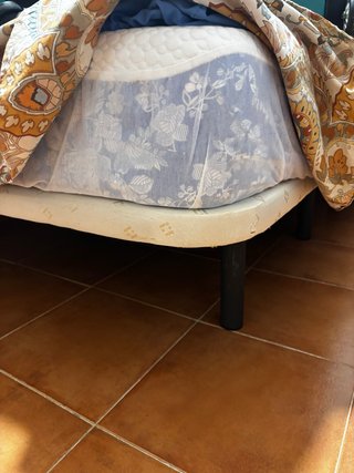 Cama/ colchón 190x135 con somier de patas
