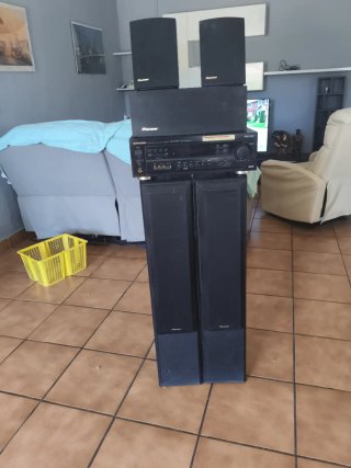 Altavoces Pioneer Negros y amplificador