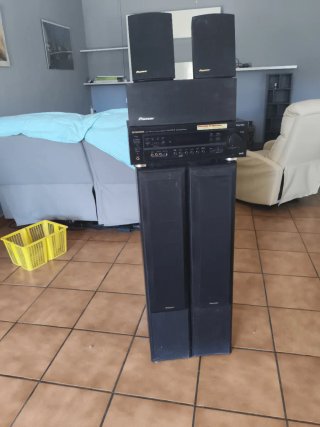 Altavoces Pioneer Negros y amplificador