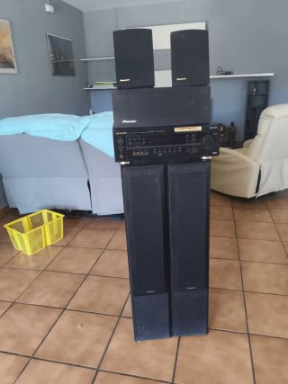 Altavoces Pioneer Negros y amplificador