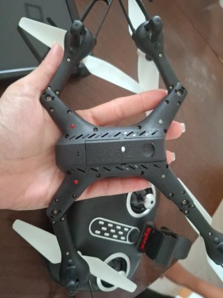 Drone preto com controle