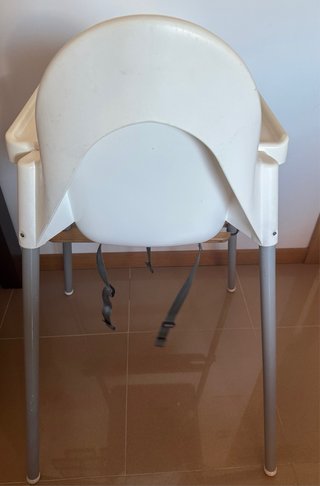 Trona Ikea con cojín, bandeja y reposapiés